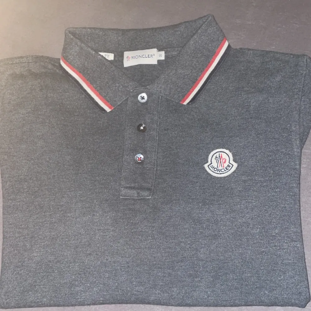 Helt ny långärmad Moncler pike i mörkgrå färg. Den är i Storlek S men är slim fit, passar lite mindre grabbar. Köpt hos Kaspersheat dvs är tröjan äkta. Nypris ca 3500kr, pris kan diskuteras!!!. Tröjor & Koftor.