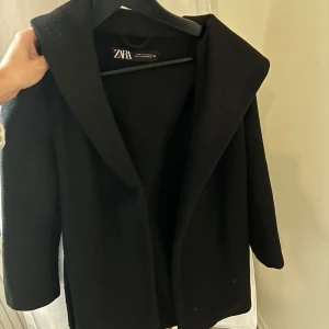Höst kappa  - Fin kappa från zara, med knyte i midjan och luva. Storlek Xs men skulle säga att den passar S/M också! 🫶