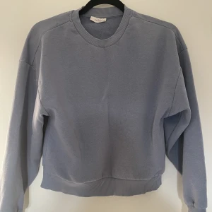 Blå sweatshirt Gina Tricot  - Jättesöt sweatshirt från Gina Tricot som är använd några gånger. Säljer den då den är för kort i armarna. Pris kan diskuteras 🤍