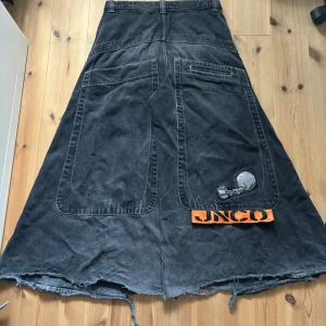 Jnco jeans - Jnco jeans modellen ”Convict 50 inch leg opening”. Jättebaggy! Nypris ca 3000 men säljer ganska billigt pga fadeade(snyggt enligt mig) och heeldrag som syns på bilderna. Tydligt använda men bra skick! Ett par ”skrapor” lite här o där. Fråga på!