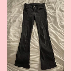 Hunky Dory jeans - mått: innerben 77cm, benöppning 24cm, midja rakt över 34cm💗 Lite stretchiga Bara användt när jag jobbat 💗 Typ lite lägre än midwaist  