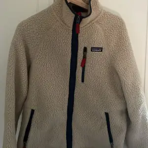 9/10 skick Patagonia fleece jacka sparsamt använd inga defekter förutom lite smuts annars perfekt