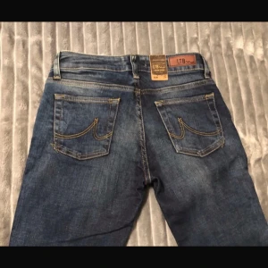 LTB jeans mörkblåa - Assnygga lowwaist ltb jeans! Köpta secondhand men bara använda en gång då de var lite för små (prislapparna är inte kvar!!) Hör gärna av dig om du undrar om nått❤️❤️ Dom passar mig i längden och jag är 170