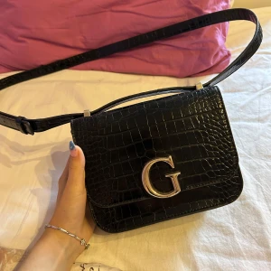 Svart guess väska - Jättesöt och everyday väska som passar med allting🌸  Den har lite stains på insidan av läppstift (kolla bilder)  Matt: 18.5 x 14 x 6 cm