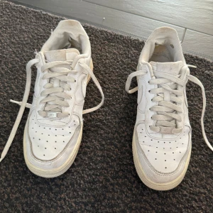 Air force 1  - Säljer dessa air force då dem är väldigt använda och är för små för mig , vill bara bli av med dem darför så billigt pris 