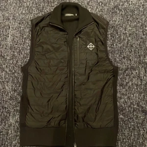 Svart J.Lindberg väst - Säljer denna feta väst från J.Lindberg. Skick 8-9/10 inga defekter. Storlek S Ny pris 2400kr