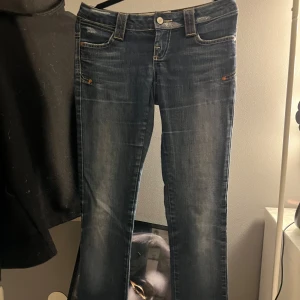 lågmidjade jeans - säljer dessa lågmidjade jeans ifrån vero moda (gammal modell)!! inget slitet bra skick as snygga. dom är raka i benen och inte skinny. skriv vid frågor eller funderingar köp via köp nu! nypris 799kr pris kan diskuteras!🔥🔥 storlek xs/s