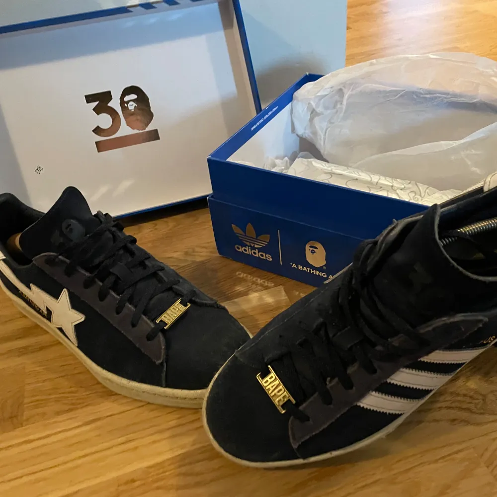 Ett par feta adidas skor i collab med bape, modellen är campus 80’s. OG medföljer. Har inte tvättat skorna på ett tag därav lite missfärgade sulor, bevis på köp finns. Säljs bara på retail nuförtiden. I denna storlek kostar dem lite mer än vissa. Skor.