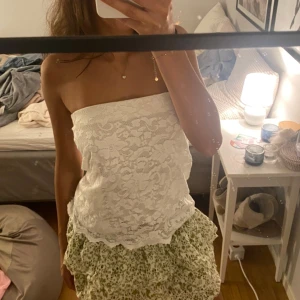 Spets topp från Gina  - Säljer då jag inte får någon användning för plagget, nästan aldrig använd💖