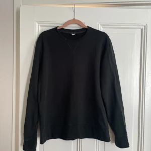 Arket sweatshirt - En riktig fin och skön mörkgrön sweatshirt från arket som passar perfekt nu till hösten och vintern. Använd ett fåtal gånger, iprincip nyskick. Hör av er vid minsta lilla fråga!