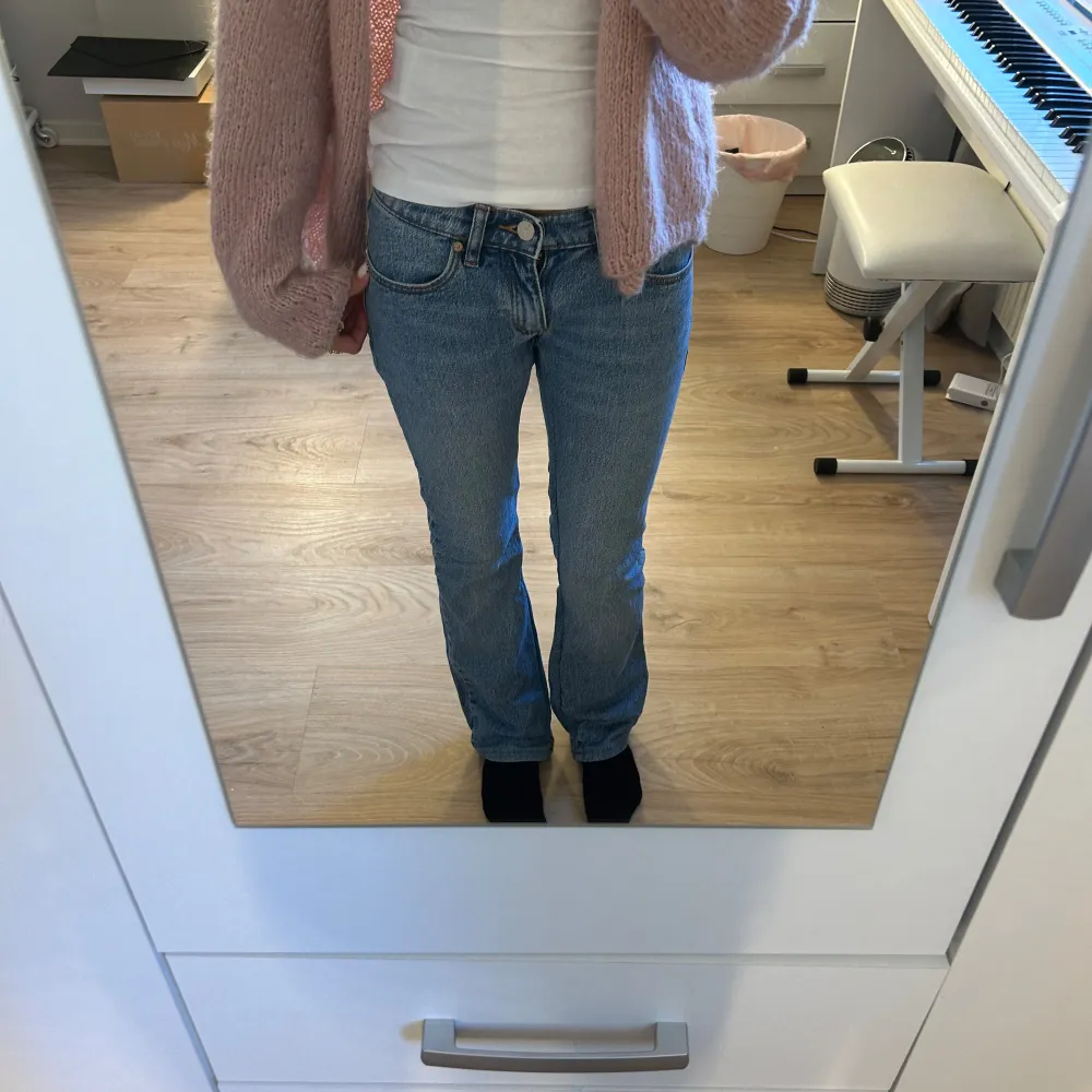 Säljer dessa jätte fina jeansen då dem tyvär är för små för mig💝 Jag har sytt dem mer bootcut än var dem var när jag köpte dem vilket jag tyckte blev jätte fint💗Köpte ifrån jeansbolaget för 1200 kr tror jag💕 Dem är i storlek 23💖 I bra skick💘. Jeans & Byxor.