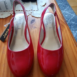 Röda lackpumps stl 39 - Helt nya och oanvända röda lackpumps i stl 39 av märket Jaana.