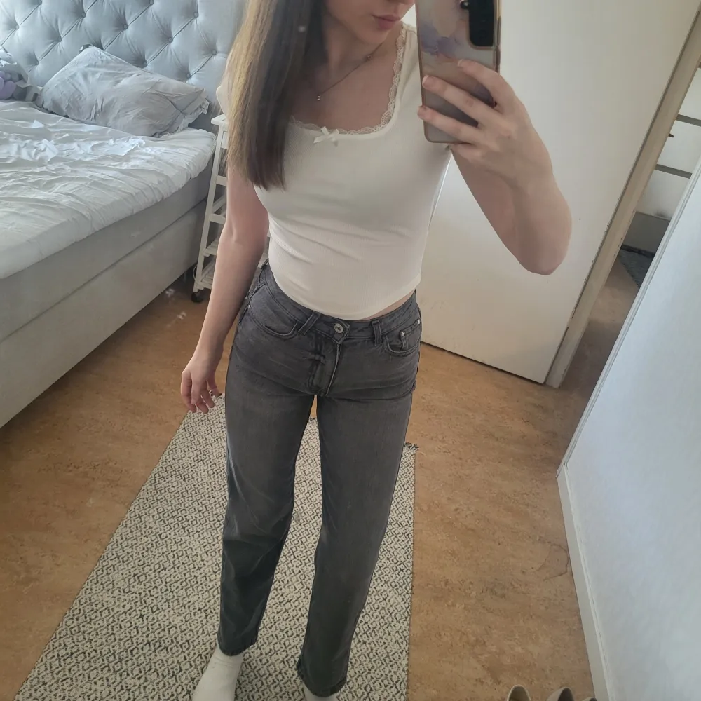 Grå straight zara jeans i storlek 32, aldrig använda bara testade, fin färg och passform men var för korta för mig, jag är 163 cm. Jeans & Byxor.