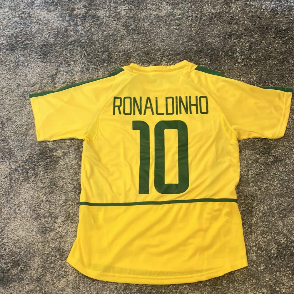 Med Ronaldinho 10# på ryggen aldrig använd storlek L men sitter som M. Sportswear.