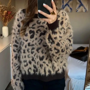 Leopard - Leopardtröja stickad! Jätte bra material. Ny skick. Från hm slutsåld överallt 🥰 skriv till mig om fler bilder elelr frågor. M men strechig, fungerar dock bra som S! 