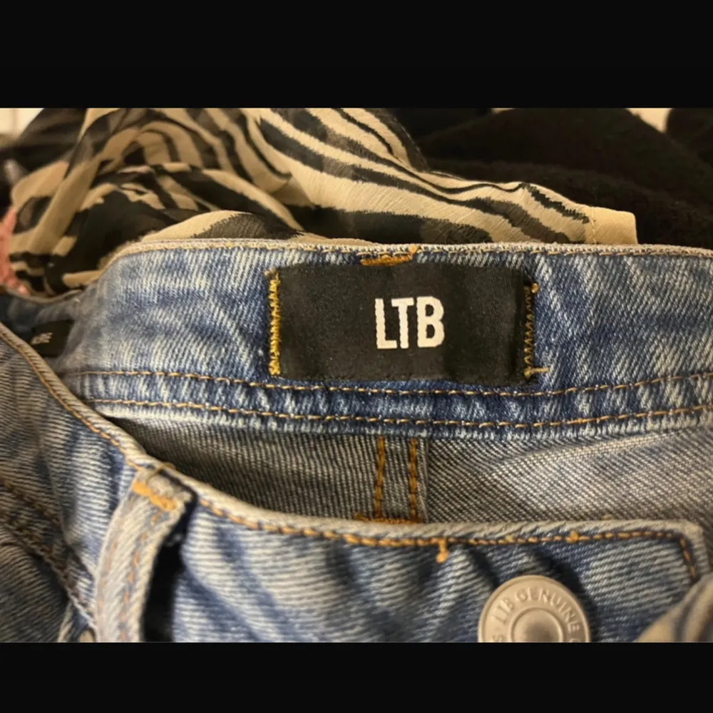 Säljer ett par snygga blå jeans från LTB. Super lågmidjade. Jeans & Byxor.