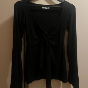 Maddy blouse - Svart ”Maddy blouse” från Design by Si. Jättefint skick, endast använd fåtal gånger. Strl XS/S. Skriv gärna vid frågor💕