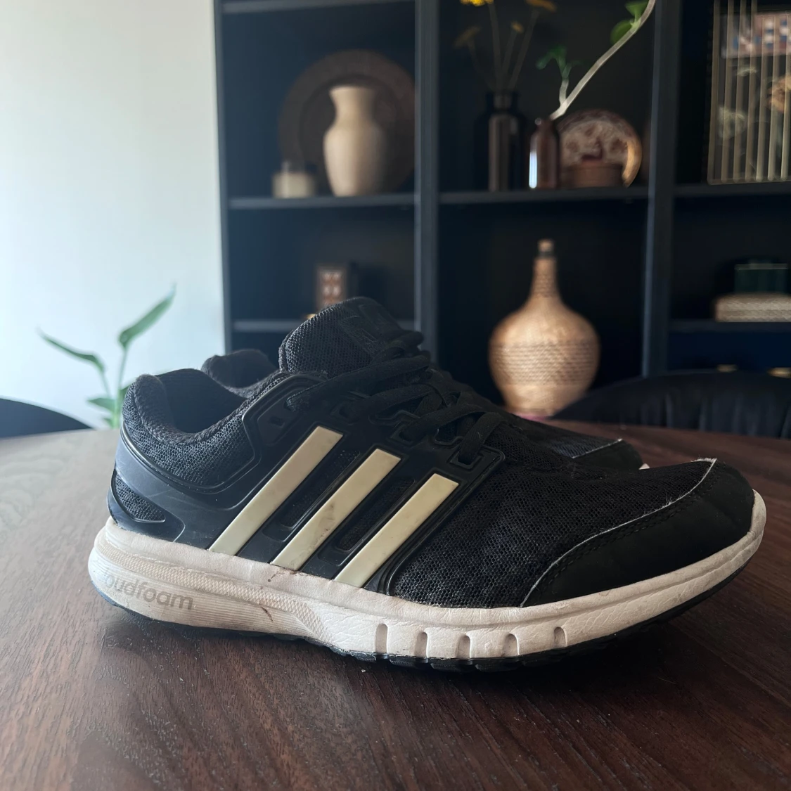 Svarta Adidas sneakers med vita detaljer - 91