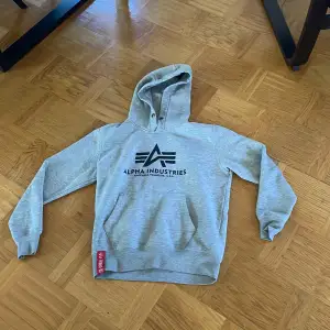 Säljer en snygg och bekväm grå hoodie från Alpha industries. Den är i bra skick. 