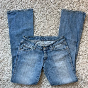 Lågmidjade bootcut jeans  - Lågmidjade Bootcut jeans står ingen storlek men skulle säga S-M. (Gå efter mått) innerbenslängd: 90 midjemått:39 x2. Inga bilder på då de är för stora. Köp sker via köp nu, jag postar inom 24h. Kvar tills markerad såld