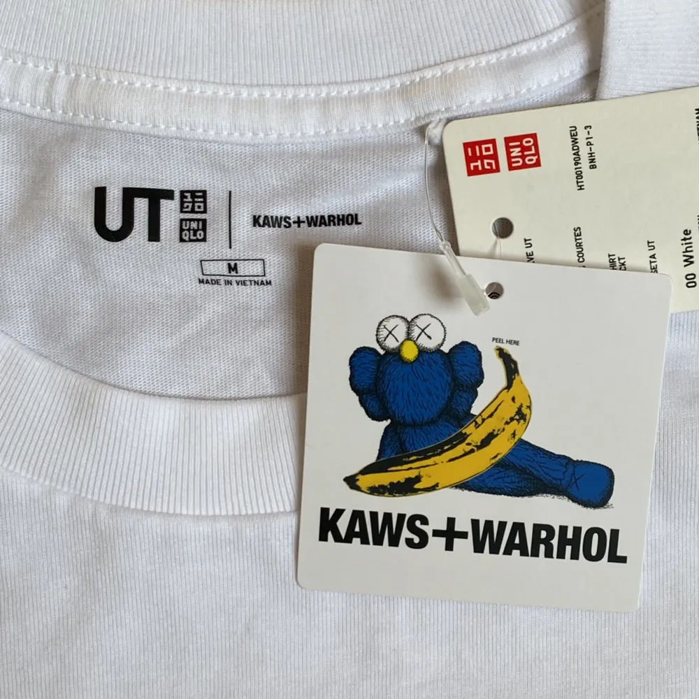 T-shirt från Uniqlo i samarbete med Kaws och Andy Warhol. Säljer pga att den va för liten för mig Pris kan diskuteras Kvitto finns Helt ny. T-shirts.