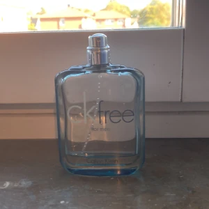  Tjena säljer Denna parfym om man vill köpa då kan du skriva -  Tjo jag säljer denna parfymflaskan för inte så mycket men skriv om du vill Köpa denna parfym tack