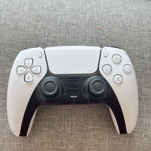 Kontroll  - Säljer min ps5 kontroll knappt använd den sitter bara i rummet och den är som helt ny. Pris kan diskuteras 