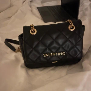 Valentino väska - Säljer denna jättefina lilla valentino väska (äkta) då den inte kommer till användning längre, mycket bra skick💕💕köptes för 1 100 men priset går att diskutera vid snabb affär!!💕