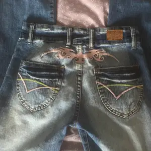 lågmidjade crazy age jeans innerbenslängden är ca 81cm midjemått ca 33cm rakt över