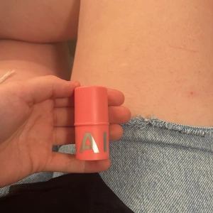 Caia Blush  - I färgen ”berry smoothie”. Endast testad 2 gånger.