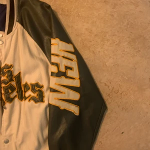 Y2k jacka - Andvände men i väldigt bra skick jätte fin och over sized 