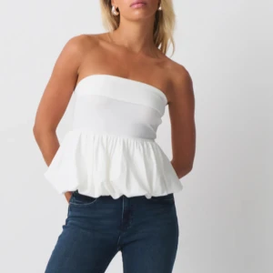 Volang topp  - Vit topp med volang, helt oanvänd, storlek S/36. 