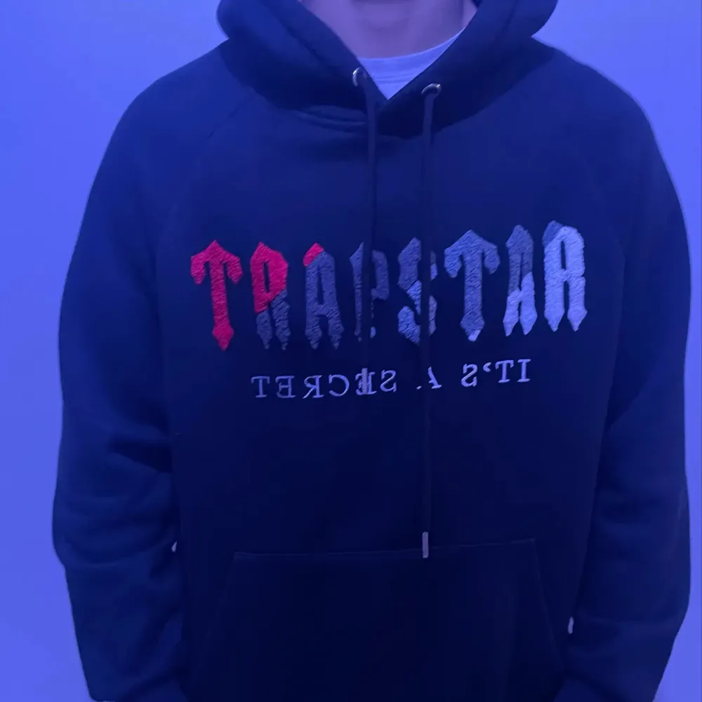 Säljer trapstar hoddie använd 1/2 år.  Skick 8/10 storlek S. För fler frågor eller bilder skriv Järna. Pris kan diskuteras via snabba affärer.. Hoodies.