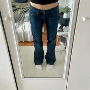 Lågmidjade jeans - Mörkblå lågmidjade jeans som ja köpte här på plick!!🌟🌟