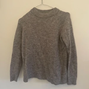 Fin stickad tröja  - Stickad tröja från hm. Köpt från sellpy, men passade tyvärr inte. Köpt för 120 kr, men säljer för 85kr. 