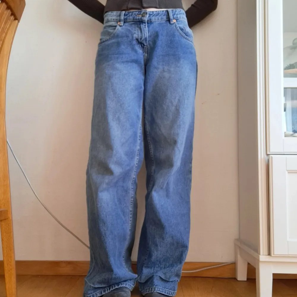 Vida jeans från motel rocks i färg blown blue acid, delvis använda! Modell roomy extra wide low rise jeans i storlek W28 L34. Säljer då de är lite för stora på mig, bara att skriva om ni har några frågor! Nypris ca 800.. Jeans & Byxor.