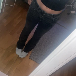 Mörka jeans  -  Säljer dessa jättefina jeansen Pga att de inte kommer till användning i stolek 158 priset kan diskuteras 💘💘