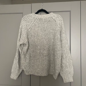 Stickad tröja  - Använd fåtal gånger, tunn