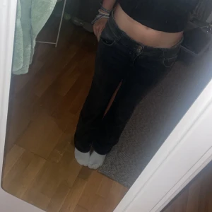 Svart/grå jeans  -  säljer de här jättefina jeansen pga att de inte kommer till användning i storlek 158 priset kan diskuteras💘💘