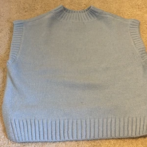 Gina Tricot tröja - Kortärmad Gina tröja. Super fin inga defekter! Köpt för kanske 300 men säljer för 50 kr❤️❤️