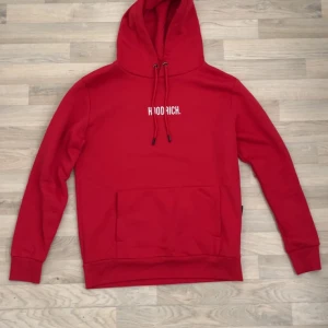 Röd Hoodrich hoodie - Storlek S   Skick 9,5/10  Har använts ett par gånger