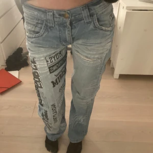 Jeans med tryck - Skit snygga raka jeans med massa speciella detaljer! Bra skick, priset är inte fast. Storlek W28. Mått: midja- 80cm, innerben- 80cm