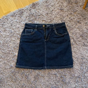 Fin jeanskjol från Nelly - Jättefin jeanskjol från Nelly i jättebra skick💕 Midjemått 37,5 x2. Pris kan diskuteras. Skriv privat för fler bilder💕