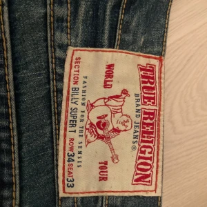 True religion jeans  - Sjukt snygga baggy trueys med gula detaljer på fickorna. Lite slitna längst ner. 