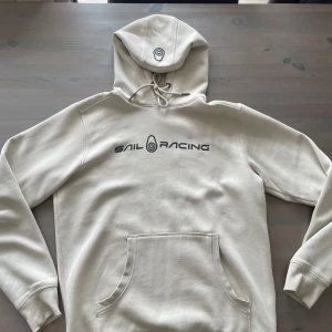 Sail racing hoodie - Tjenare, säljer nu min hoodie då den inte kommer till användning. Köpte den ny i Julas men har endast använt den ett par fåtal gånger. Storlek M men passar L. Varm och skön. Inga skador eller liknande.