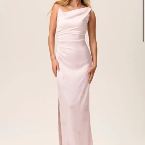 Adoore klänning - Super fin Adoore klänning! Modell Almeria i storlek 38. Helt oanvänd. Ordinarie pris 1595 💞💞