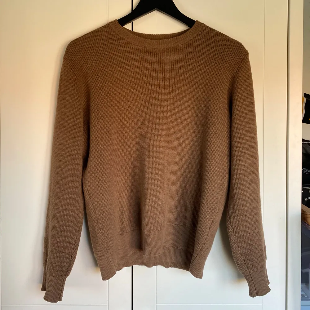 Riktigt snygg crewneck från stenströms. Tröjan är gjord av 100% Merino ull. Nypris 1700kr OBS! Tröjan är egentligen storlek L men har krympt i tvätten och passar s-xs bättre.. Tröjor & Koftor.