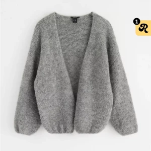 Grå stickad kofta - Intressekoll på en mysig och stilren grå stickad kofta som passar perfekt för hösten. Den har en avslappnad passform och en öppen front. Perfekt att slänga över en t-shirt eller blus för en casual look. Mycket trendig och helt slutsåld🥰