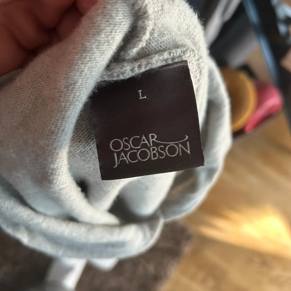 Säljer nu min snygga Oscar Jacobson hoodie. Tröjan är i 100% merinoull som kan vara perfekt till hösten och vintern.  Jackan är i toppskick och knappt använd. Hör av er vid frågor . Hoodies.