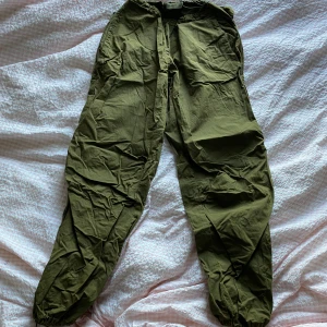 Parachute byxor - Skit coola parachute byxor i mossgrön färg!🤩 skit snygg färg till hösten🍂